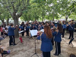 Οι μουσικοί της Φιλαρμονικής πλημμύρισαν με μελωδίες το 27ο δημοτικό σχολείο Λάρισας